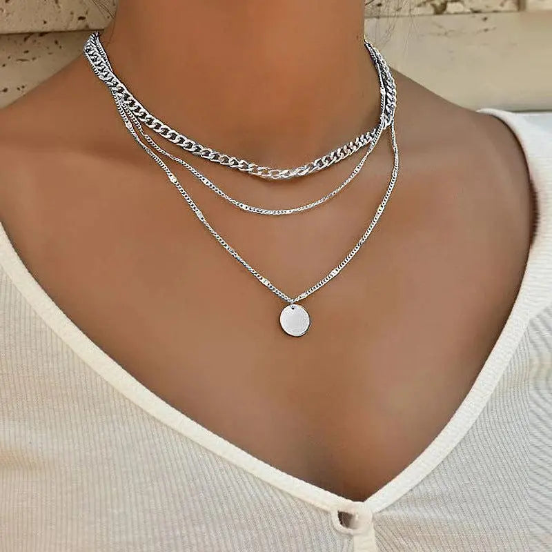 Coliere elegante din aur și argint